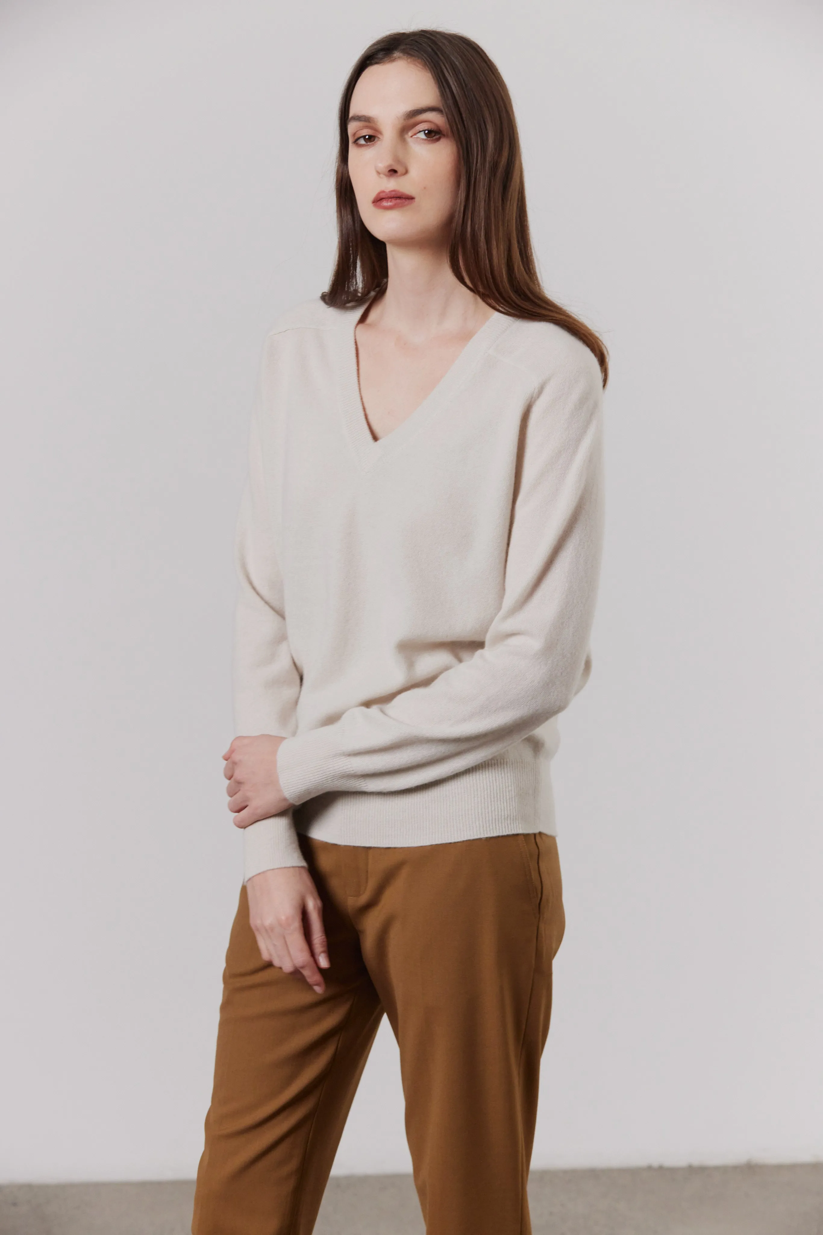 Laing - Amy Cashmere V-Neck Putty/Almond/Black